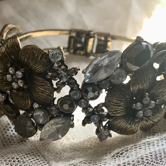 Elegant Antiqued Gold & Rhinestone Floral Clasp Bracelet Women’s Jewelry - Picture 7 of 11
